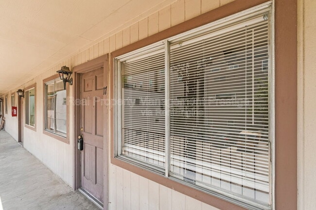 Building Photo - 1520 Yale St Unit 17