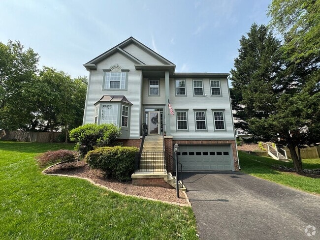 Building Photo - Stunning 4 Bed 3.5 Bath Single Family Home...