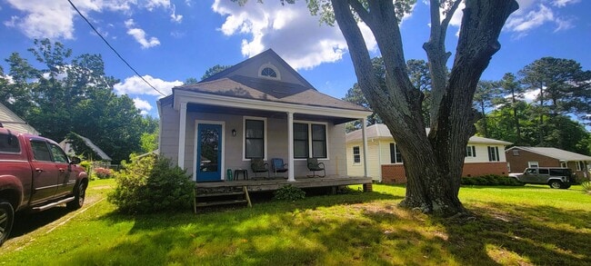 Building Photo - Charming 2 bedroom bungalow in Lakeside/Staples Mill area.