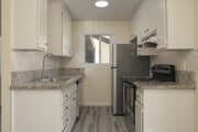 2BR, 2BA - 820SF - Kitchen