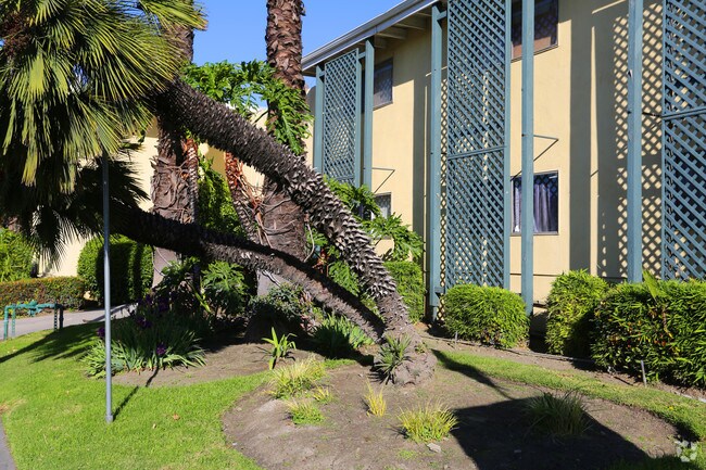 Luau Manor - Luau Manor