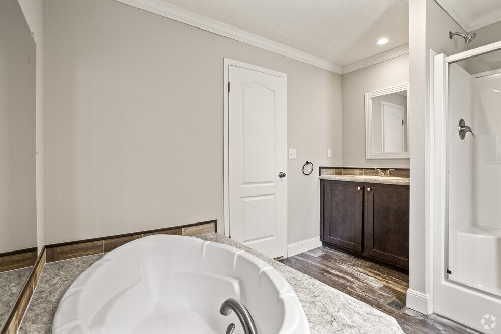 3BR, 2BA - 1216SF - Main Bathroom