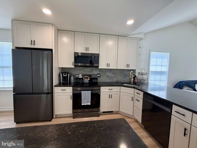 Photo - 113 Loganberry Ln