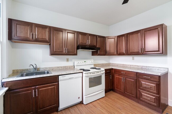 Building Photo - Beautiful 3 Bedroom home in South side ava...