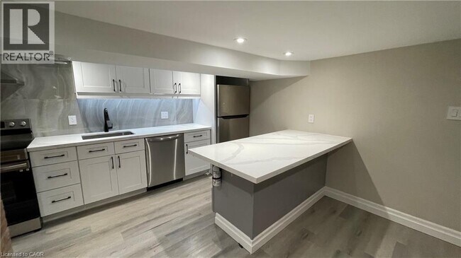 Photo - 123 Robinson St