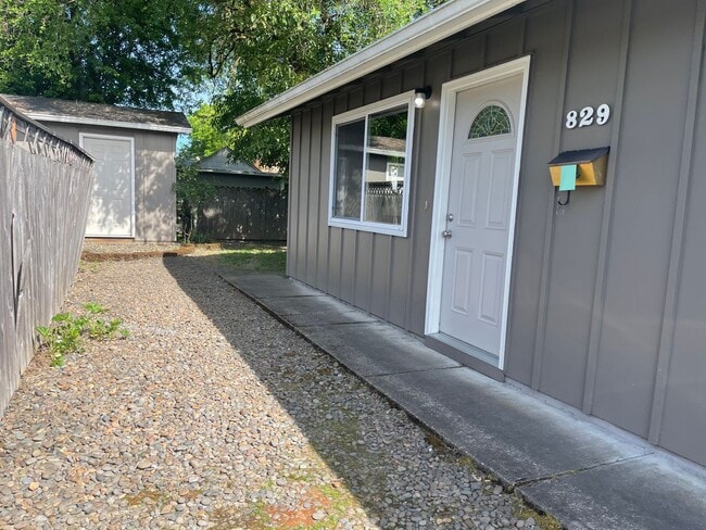Building Photo - Coming Soon - 2 Bedroom, 1 Bath Duplex, Ne... Rental