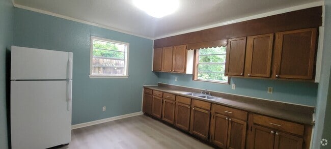 Building Photo - Huge 4 bedroom/1 bath Downstairs unit with... Rental