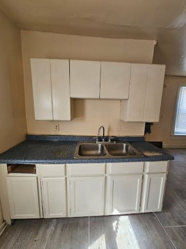 Building Photo - 2517 W Garfield Ave Unit Lower