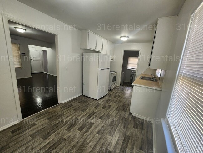 Photo - $975 - 3 bedroom / 1 bathroom - Single Fam...