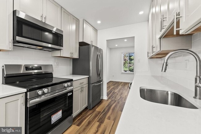 Building Photo - 8234 Stationhouse Ct