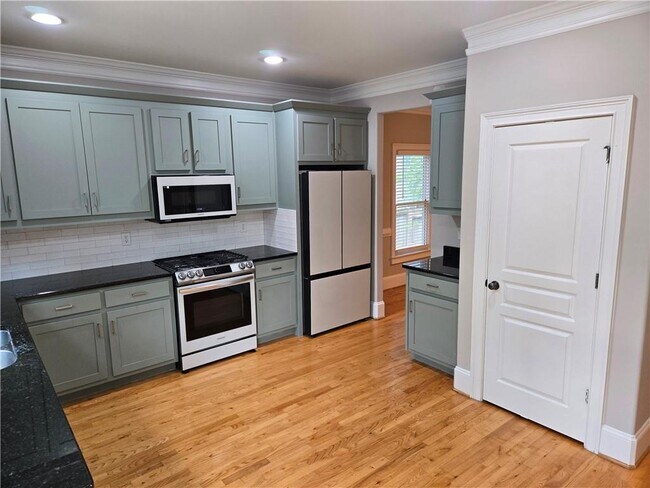 Photo - 105 Selman St SE