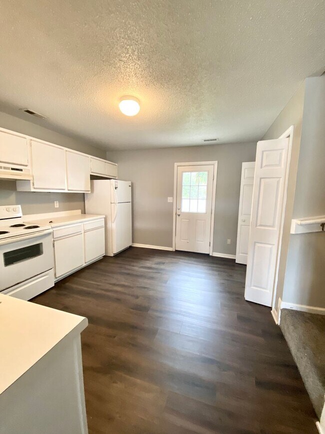 Photo - Well Maintained 2 Bedroom Townhome!