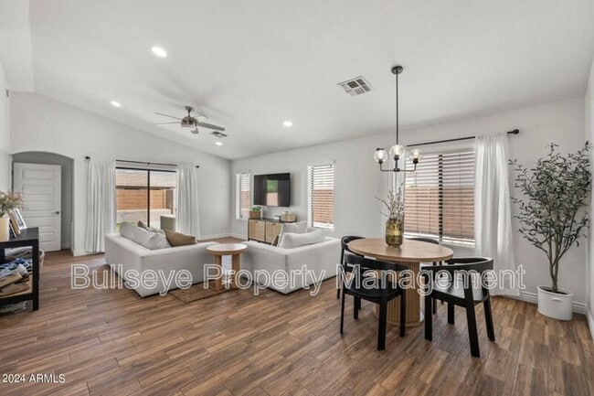 Photo - 3402 E Menadota Dr