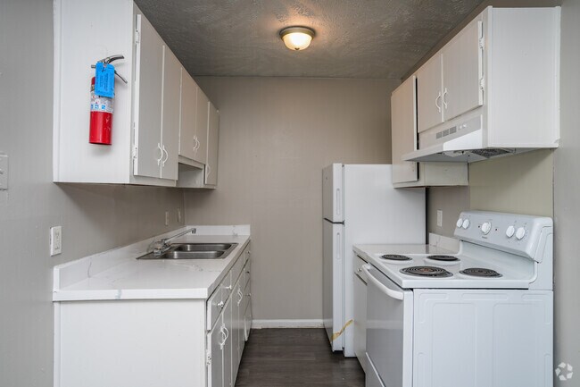 2BR, 1 BA - 664SF - Kitchen - Briarcliff South