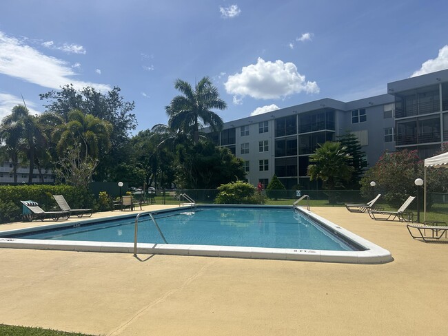 Photo - 109 Royal Pk Dr Unidad 2c