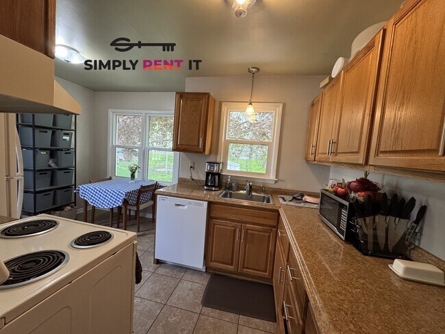 6 Bedroom House on Campus, August 1st