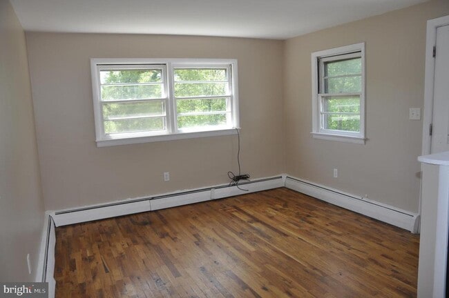 Building Photo - 15 Mary St Rental