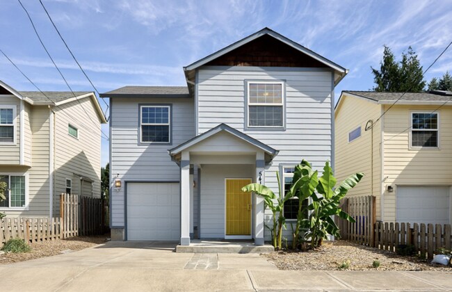 Beautifully Updated 3-Bed Detached Home Ne... - Beautifully Updated 3-Bed Detached Home Ne...
