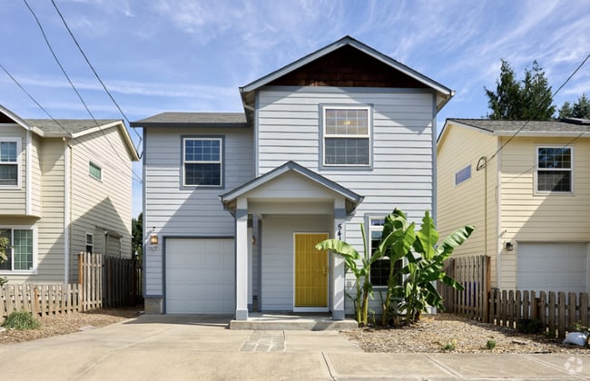 Building Photo - Beautifully Updated 3-Bed Detached Home Ne...