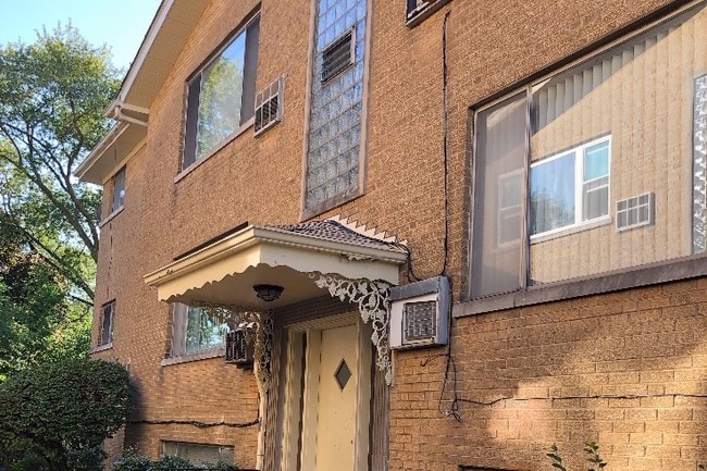 Entrance - 6770 N Sauganash Ave Apartments Unit 2