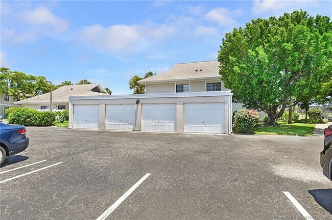 Photo - 324 Golfview Cir