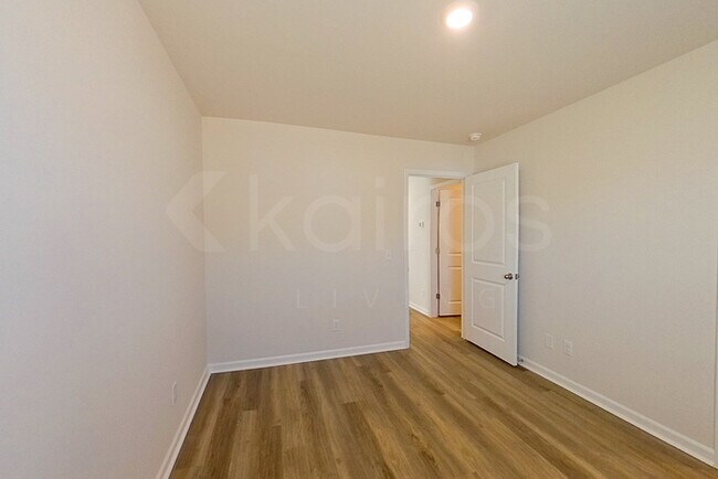 Photo - 127 Overstreet Way