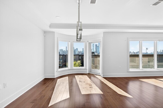 Photo - 100 Eton Row Unit 502