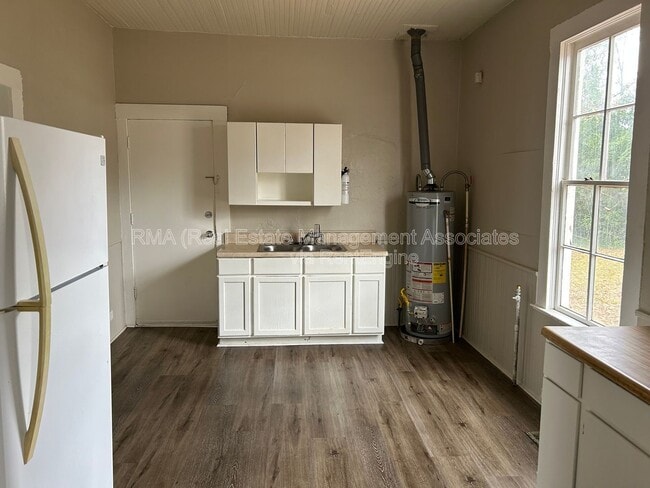 Photo - 1035 W College St