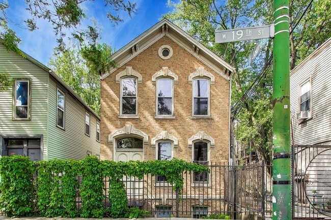 Building Photo - 812 W 19th St Unit 2F