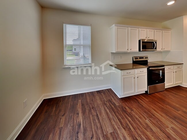 Photo - 889 Carnaby Ln