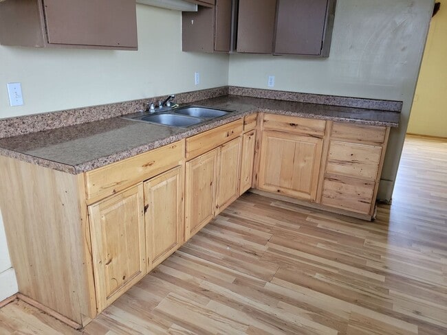 Building Photo - 6 bedroom, 2 bathroom house for rent in Je...