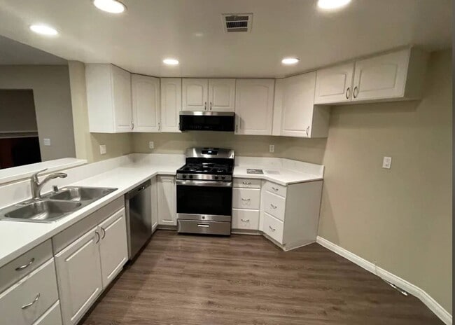 Photo - 22330 Victory Blvd