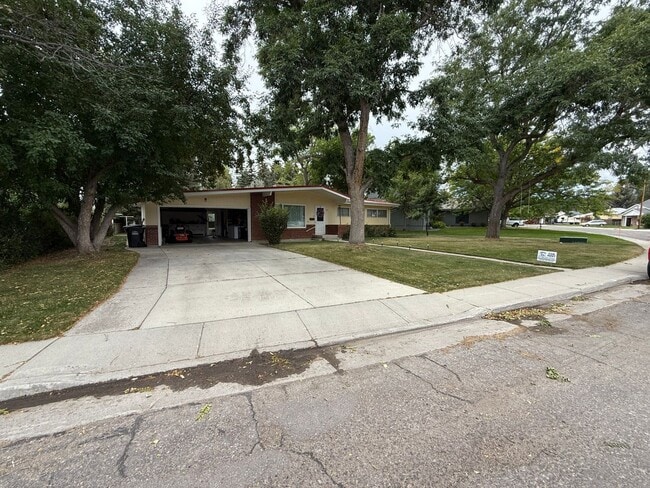 Building Photo - Beautiful 3 Bed 2 Bath Home w/ Attached 2 ...