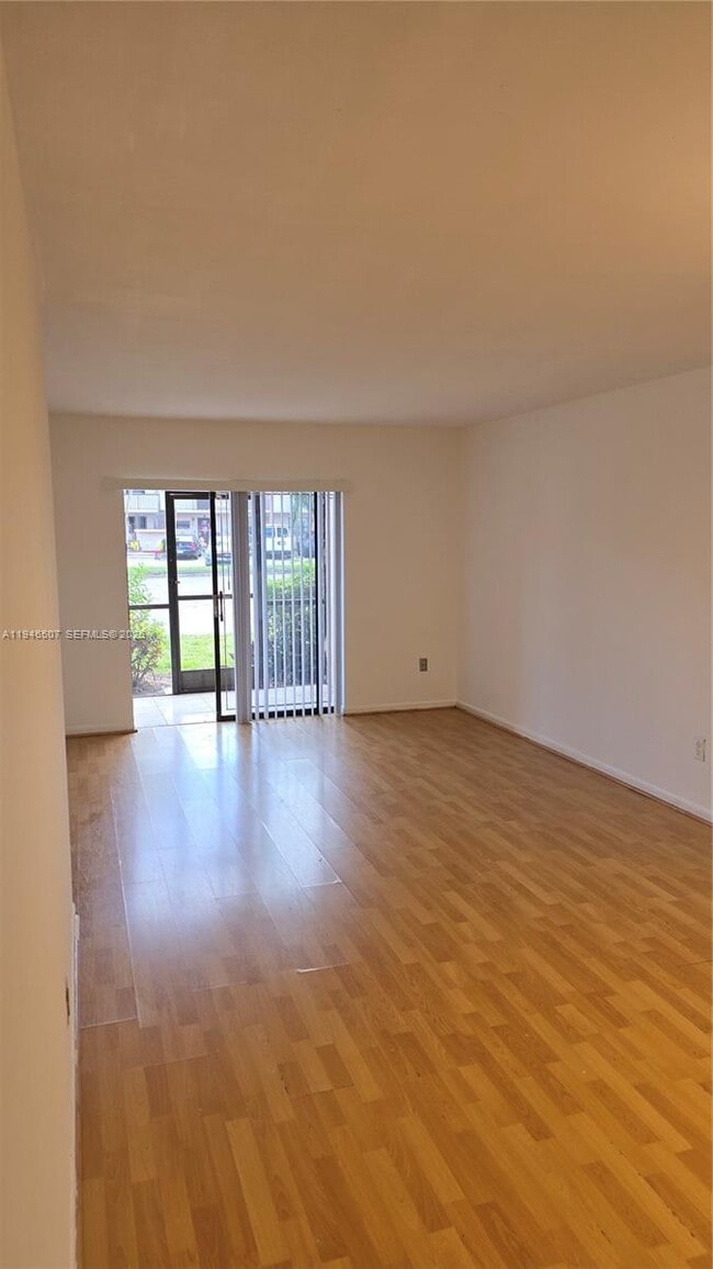 Building Photo - 871 NE 207th Ln Unit 103-15