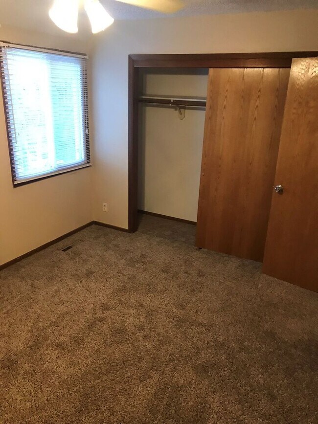 Photo - 2 bedroom townhouse close to campus-free p... Unidad #8