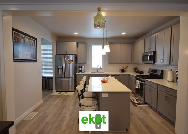 Building Photo - Spacious Townhome Near Shopping! 3 BD 2.5 BTH