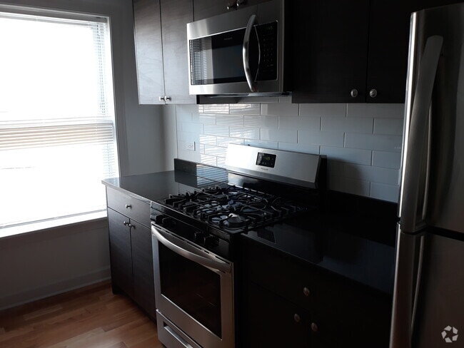 Building Photo - 1644 W Pratt Blvd Unit 1f Rental
