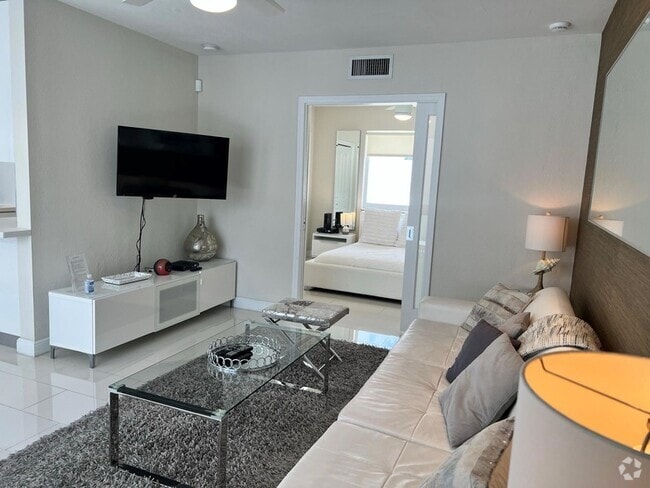 Building Photo - 1705 N Riverside Dr Unit 6 Rental