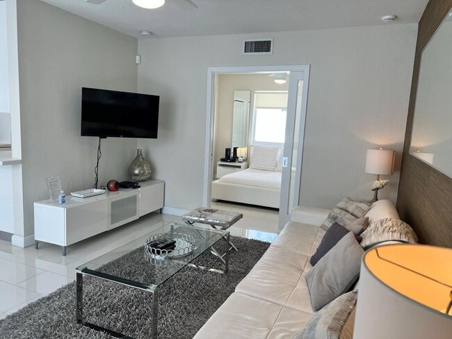 Photo - 1705 N Riverside Dr Apartment