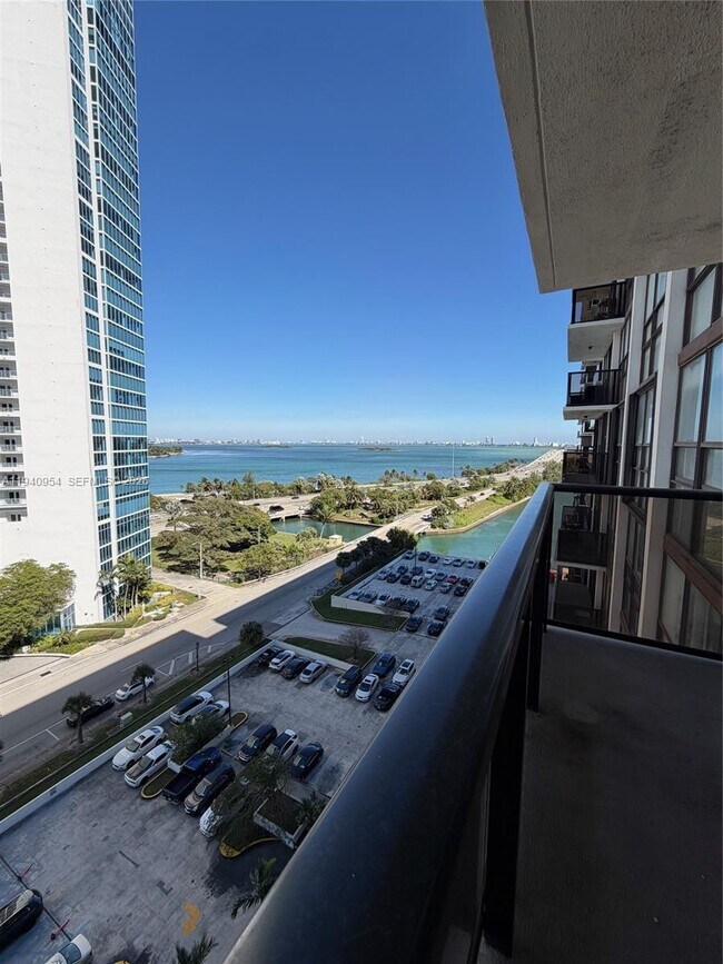 Building Photo - 600 NE 36th St Unit 1205