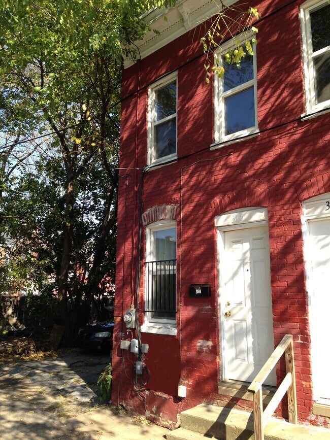 Building Photo - Coming soon! Cozy 2 bedroom house with par...