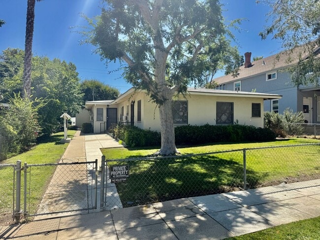 Building Photo - Charming Upstairs 1 Bedroom / 1 Bath Unit with Garage & Private Laundry