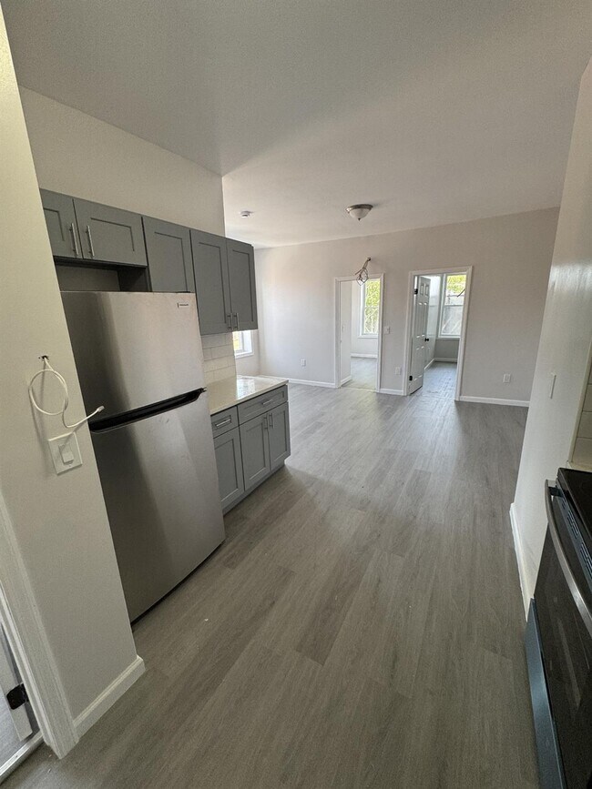 Building Photo - 986 Rutland Rd Unit 2R Rental
