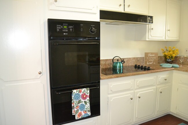Kitchen with Ceramic Cooktop & Double Oven - The Continental Arcadia