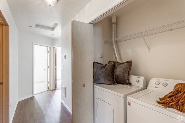 2BR, 2BA - 980 SF