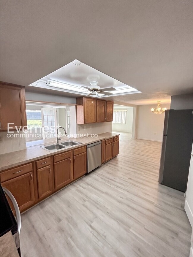 Building Photo - 2-Bed/2-Bath Modern Home with Essential Amenities/Available Now!!