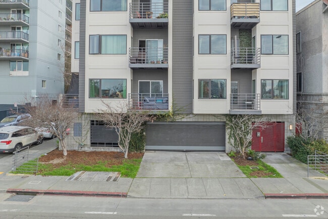 Entrada de estacionamiento - Lakeview Condos