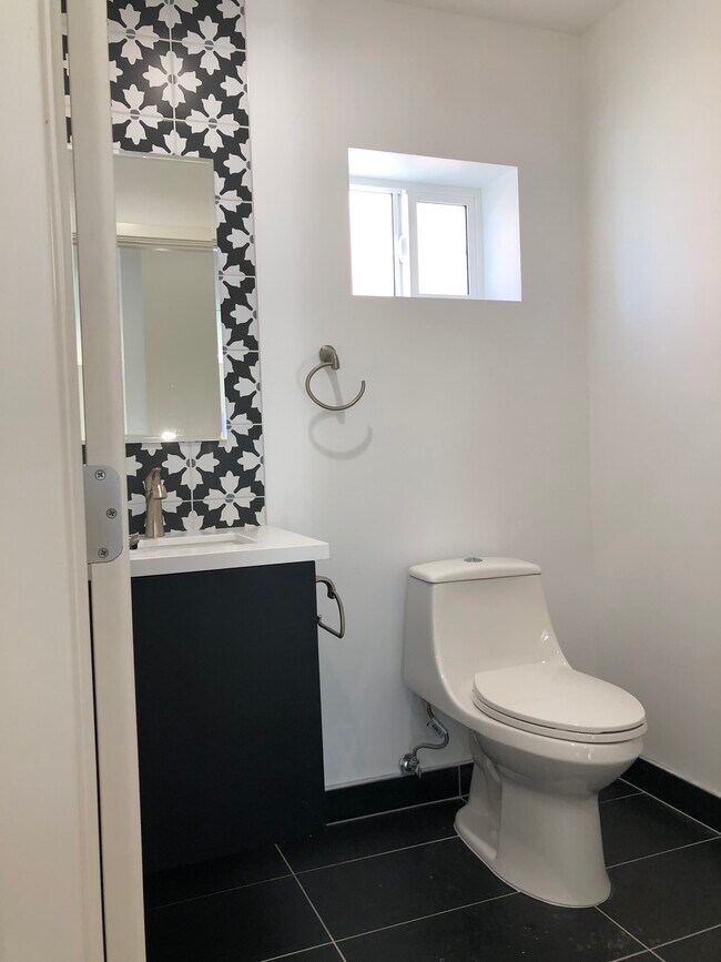 Photo - 606 N Harvard Blvd