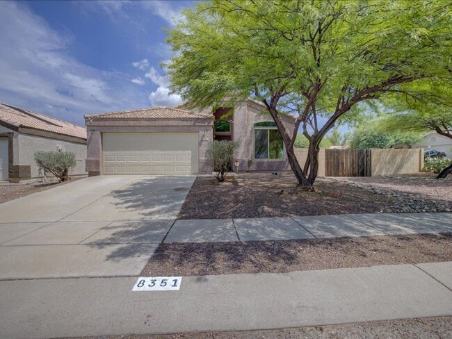 Building Photo - 4 Bedroom 2 Bathroom