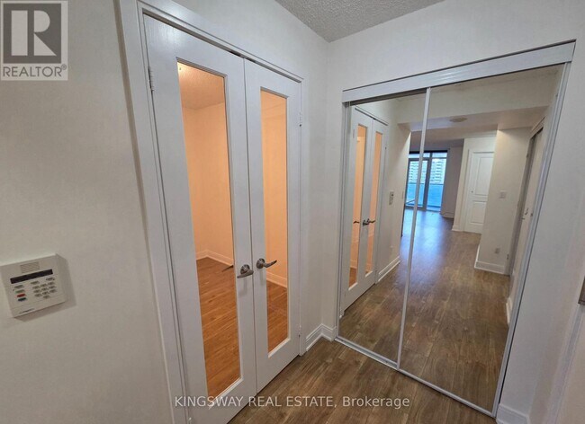 Photo - 330 Burnhamthorpe Rd W Unit 710